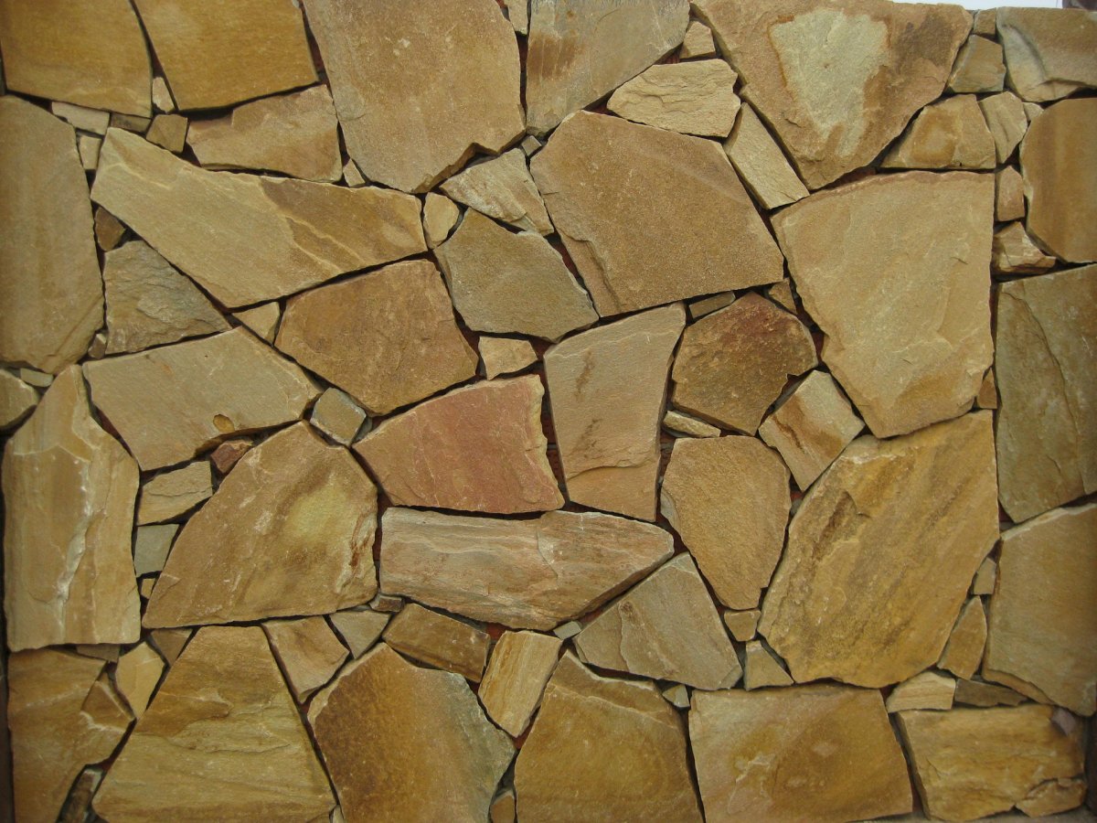 Отделка диким камнем