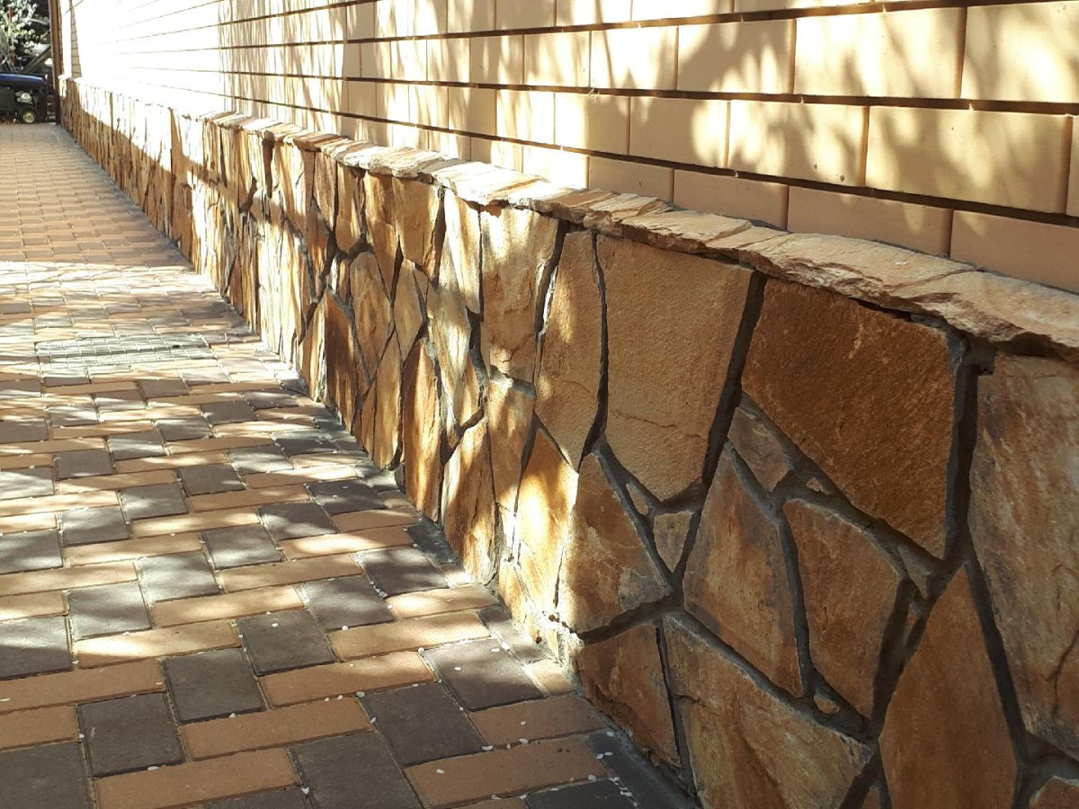 Стена из фасадного камня