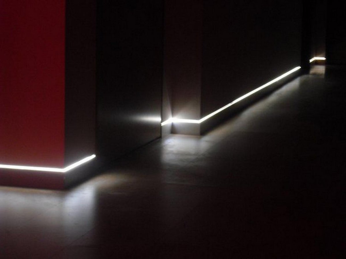 Алюминиевый плинтус с подсветкой MRK-2003