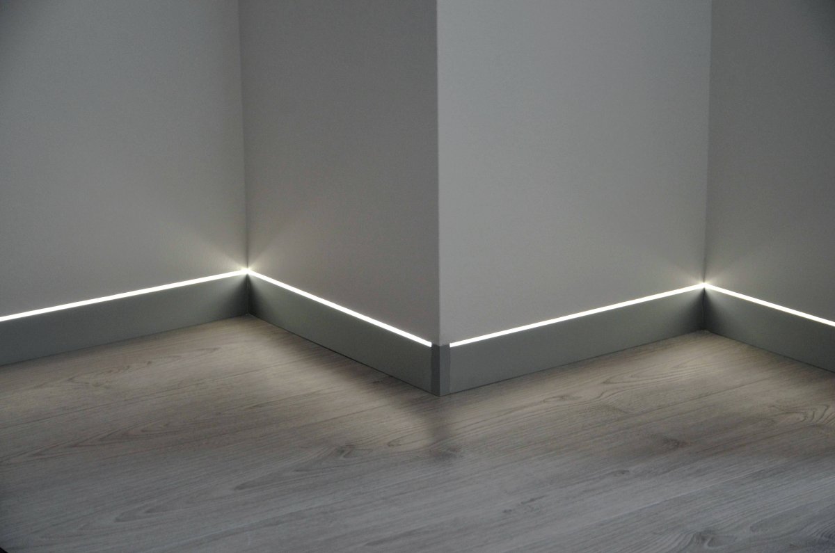 Евровуд плинтус PN 120 led