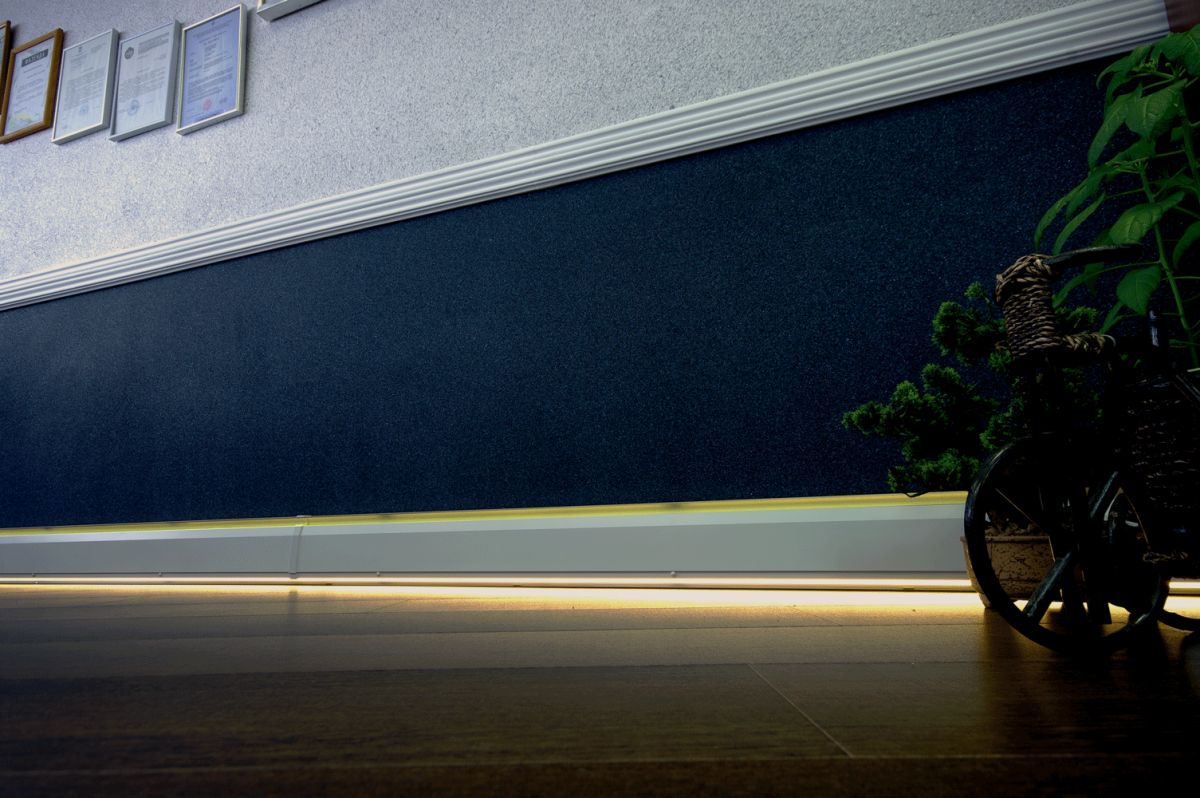 Напольный плинтус с подсветкой PN 080 led Евровуд