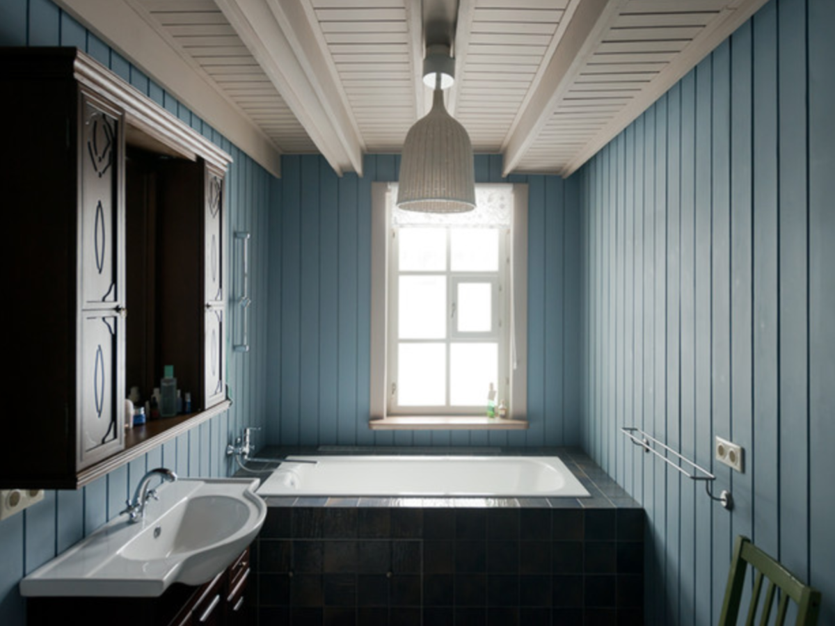 Крашеный деревянный потолок