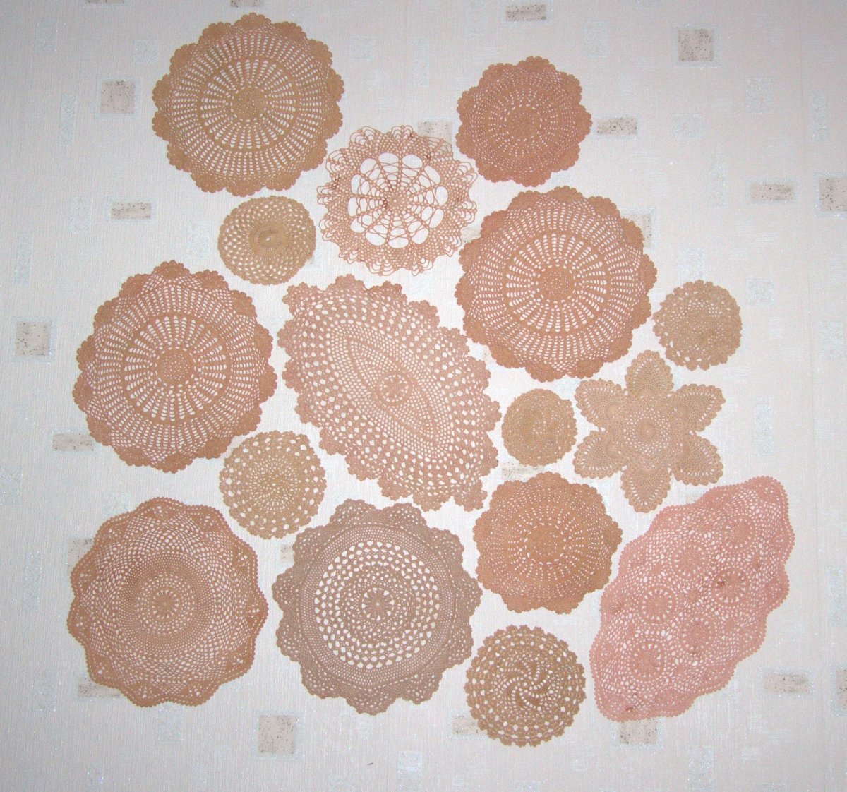 Салфетки крючком в рамке на стене