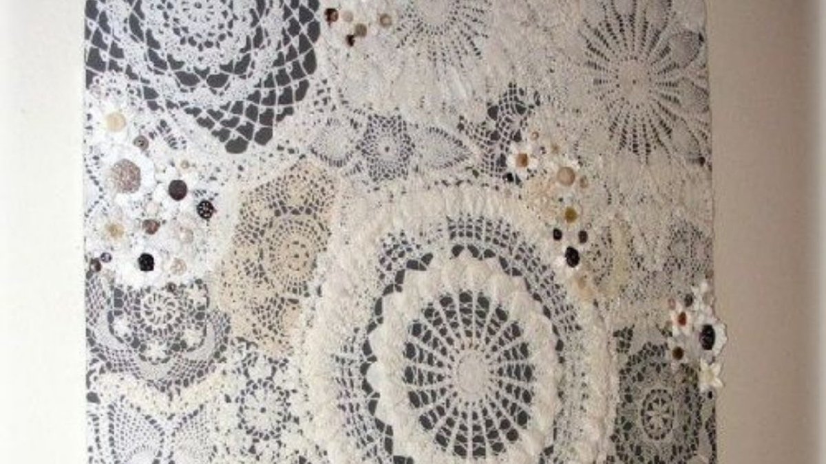 Панно из вязаных салфеток