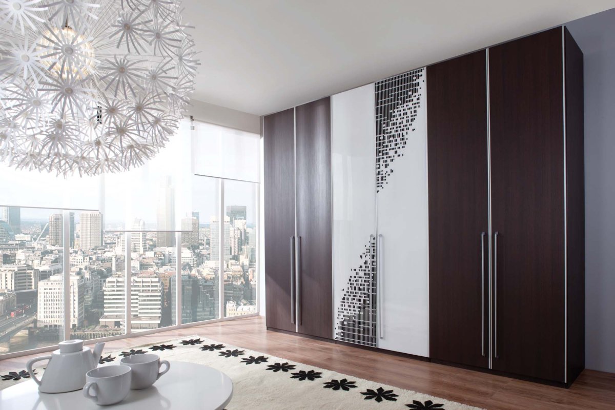 Интерьер зала с компьютерным столом