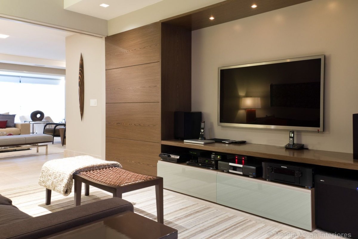 Спальня с компьютерным столом и телевизором