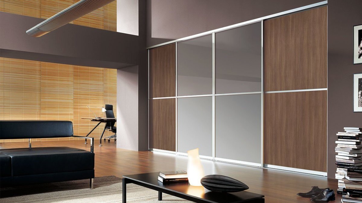 Гостиная с деревянными панелями и мхом