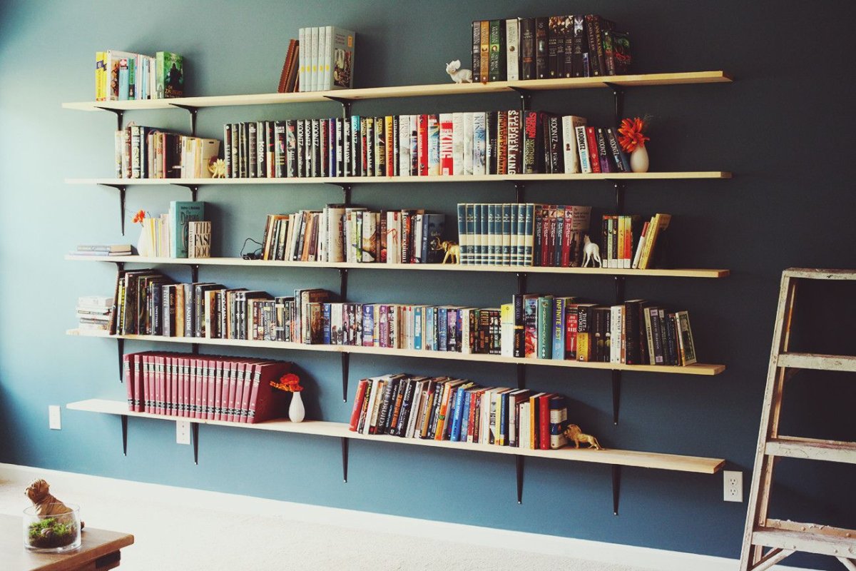 Длинные книжные полки