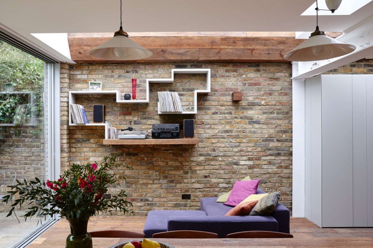 Кирпичная стенка с полками