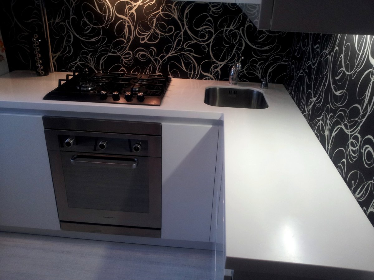 Черная мойка на белой столешнице