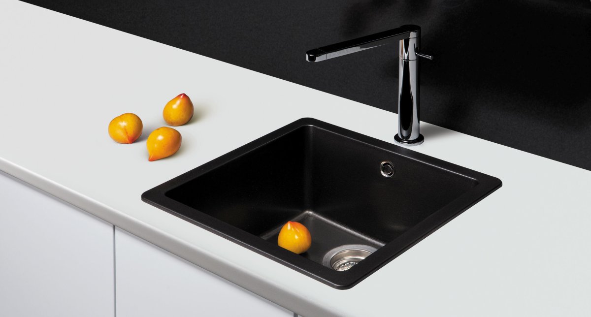 Черная мойка на белой столешнице