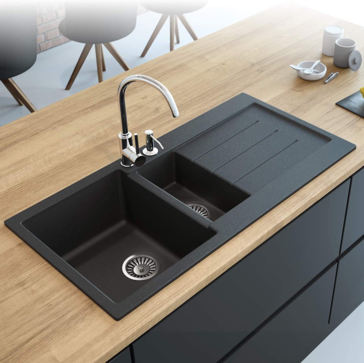 Белая варочная панель на черной столешнице