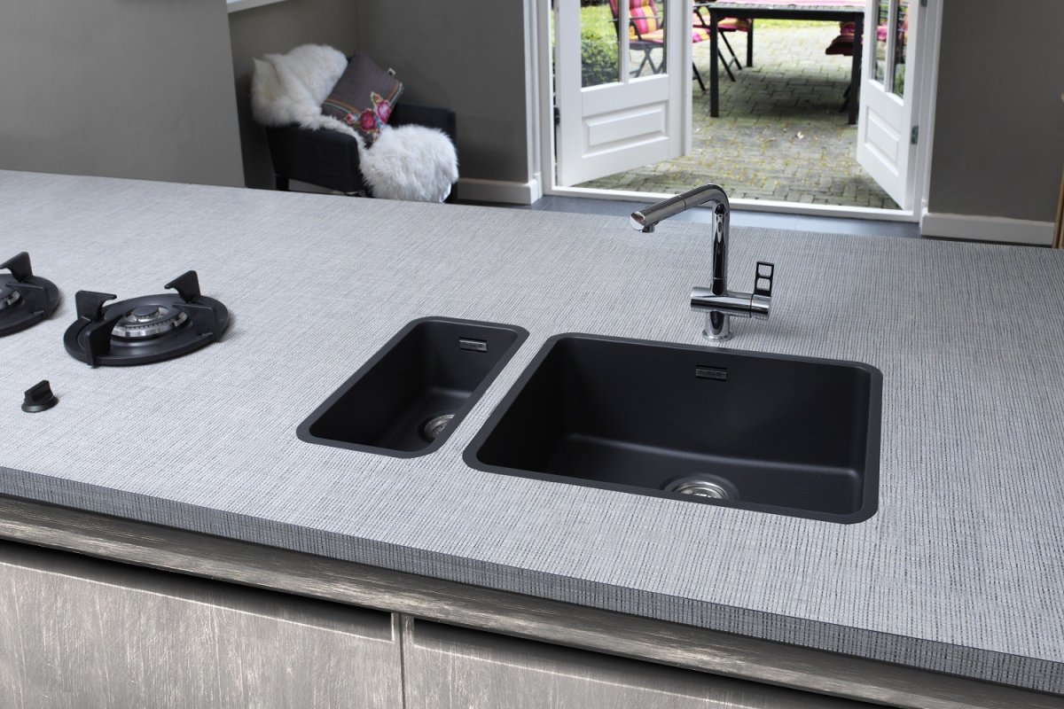 Раковина на столешницу черная