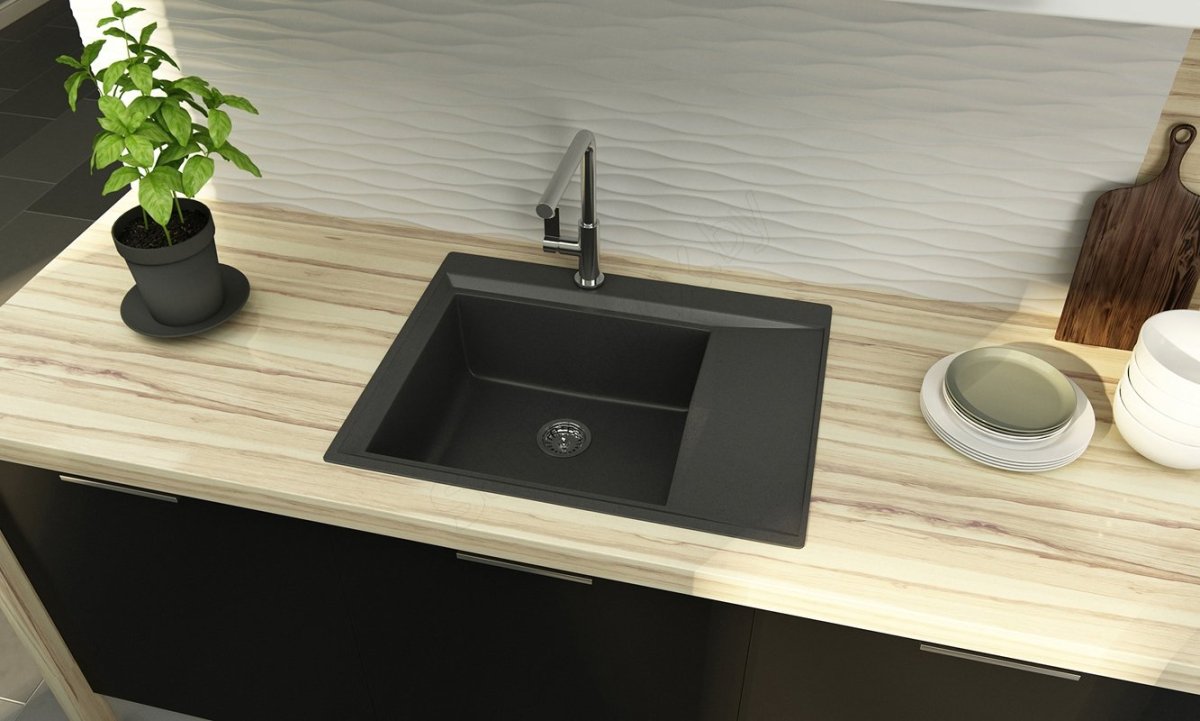 Черная мойка на деревянной столешнице