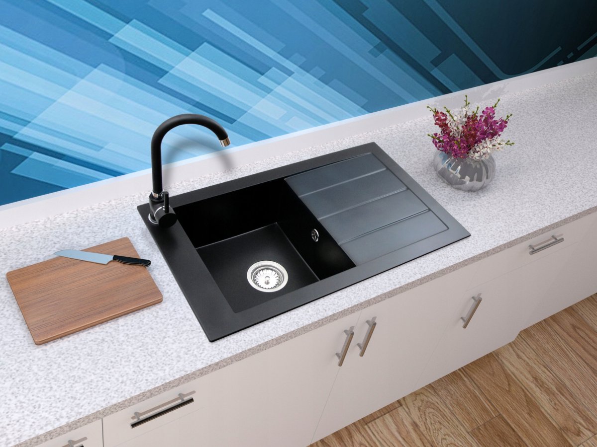 Белая раковина и черный смеситель на кухне
