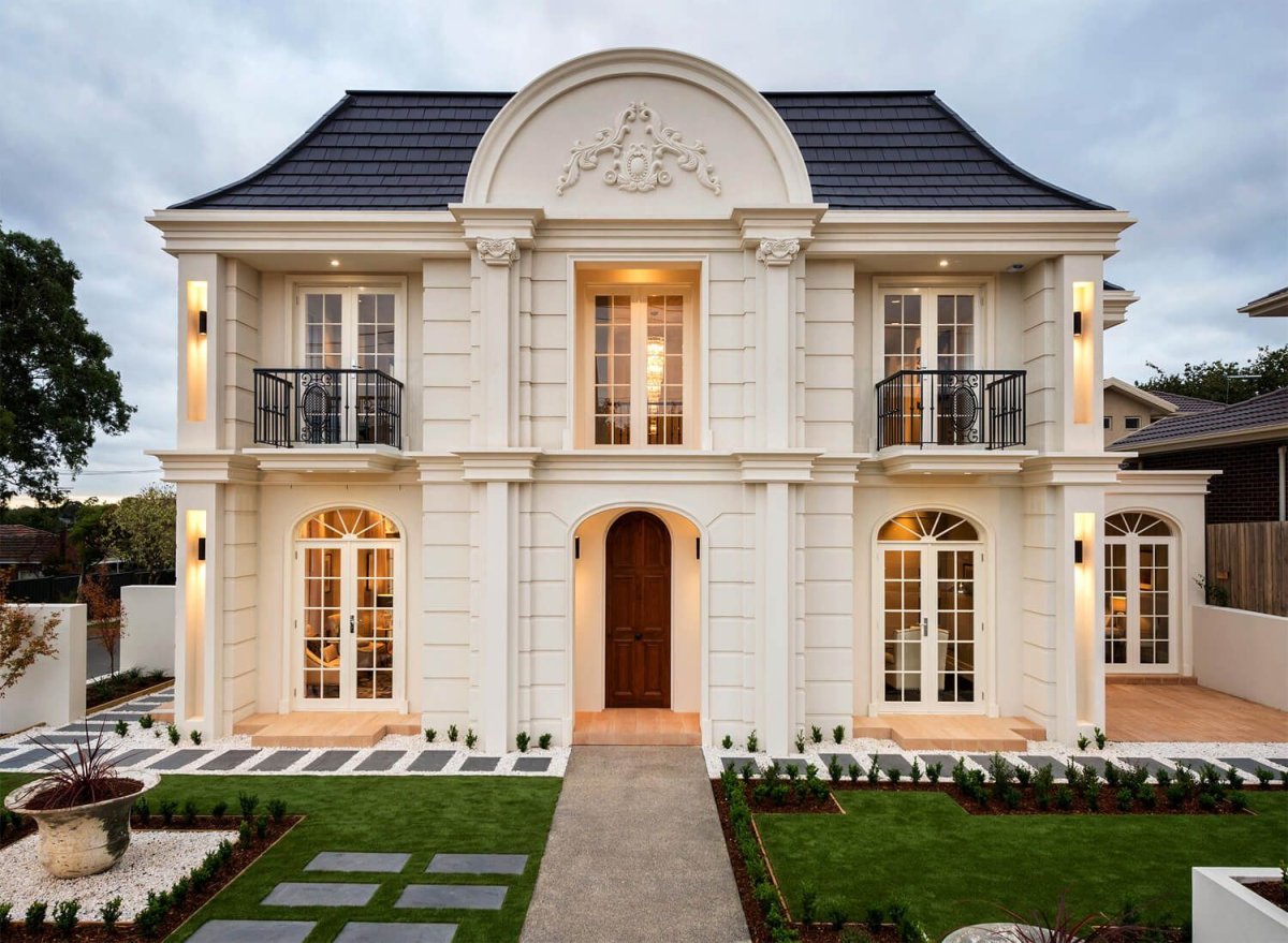 Двухэтажный дом с колоннами