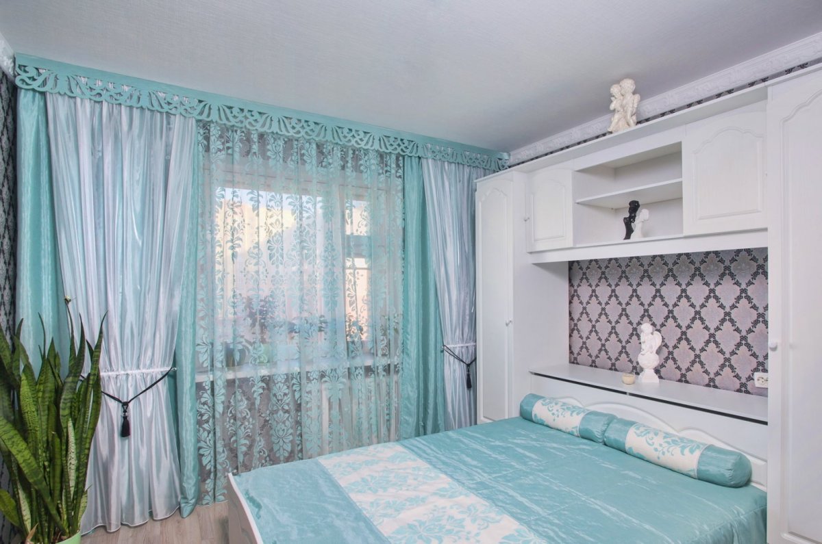 Бирюзовые шторы в интерьере спальни