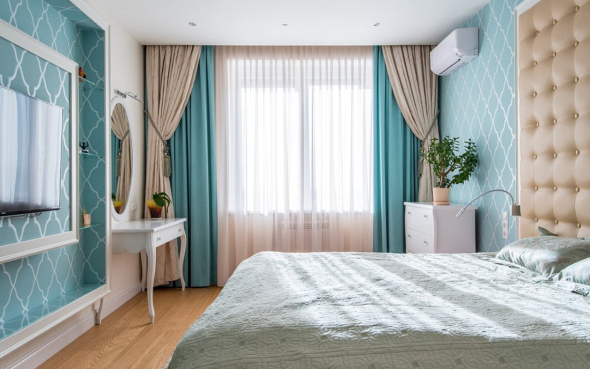 Бирюзовые шторы в спальне