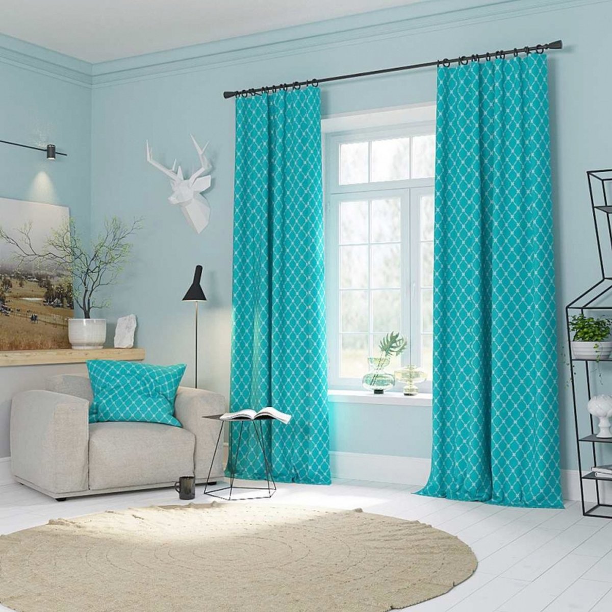 Бирюзовые шторы в интерьере гостиной