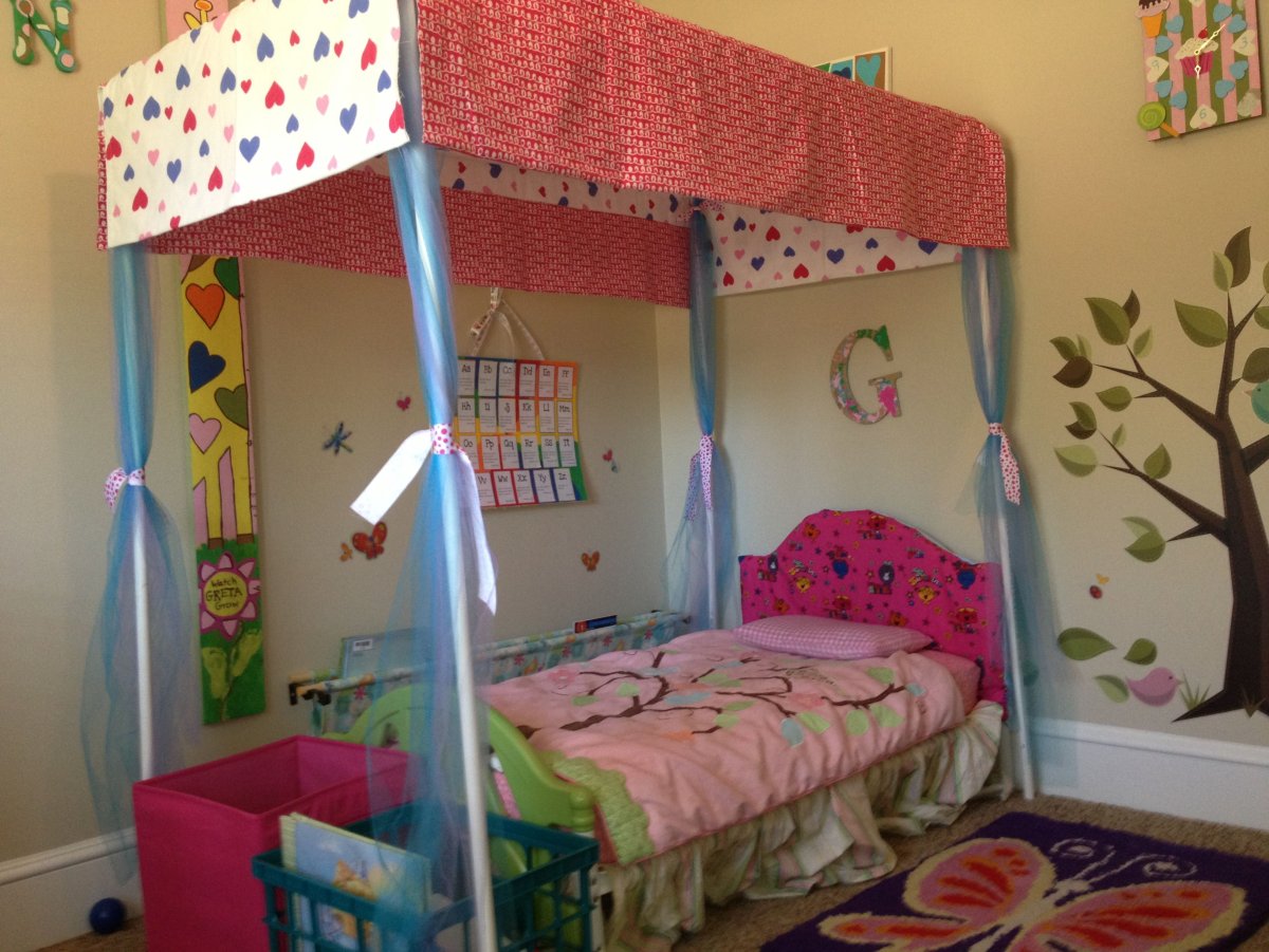 Двухъярусная кровать из ПВХ труб