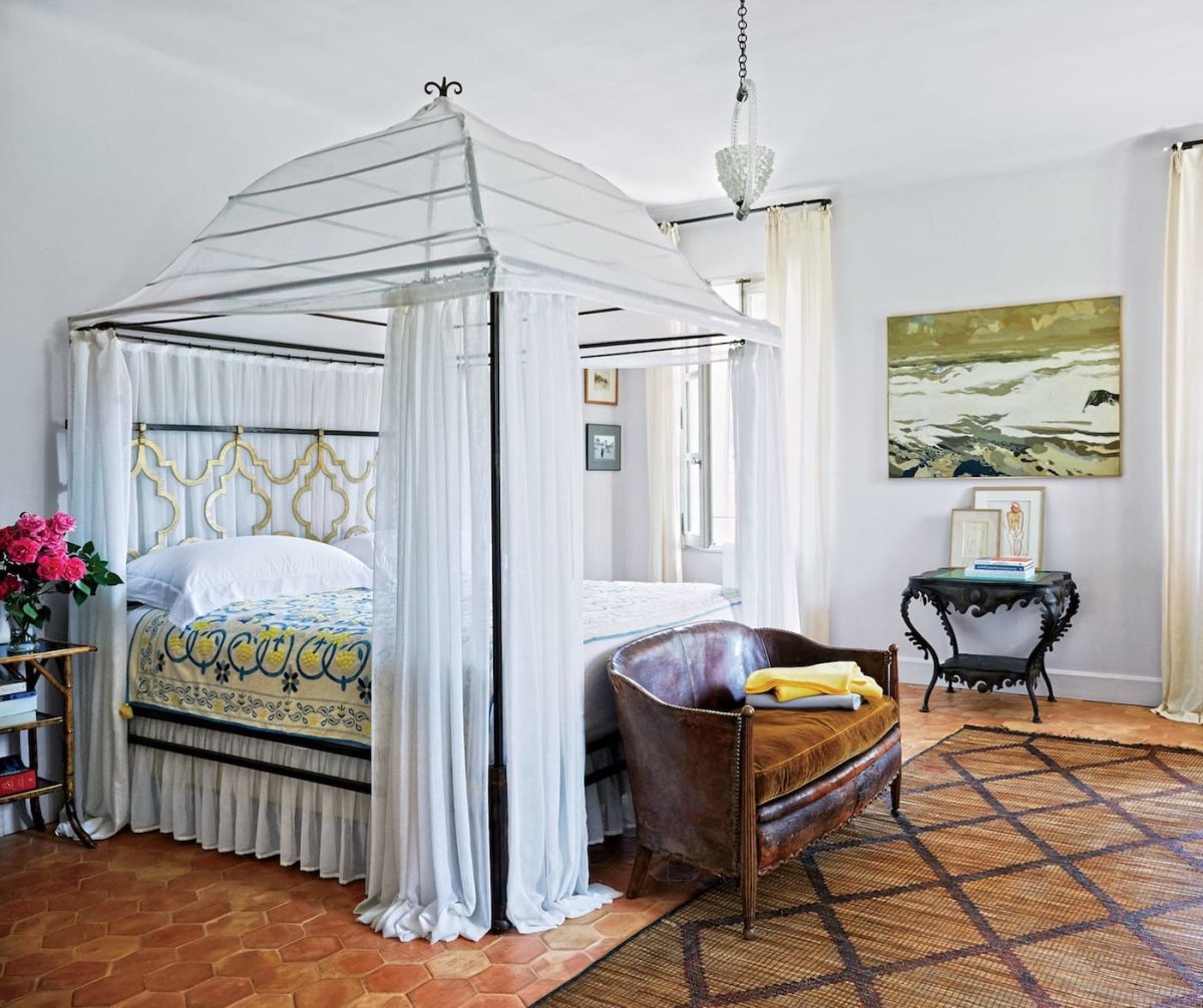 Полог над диваном