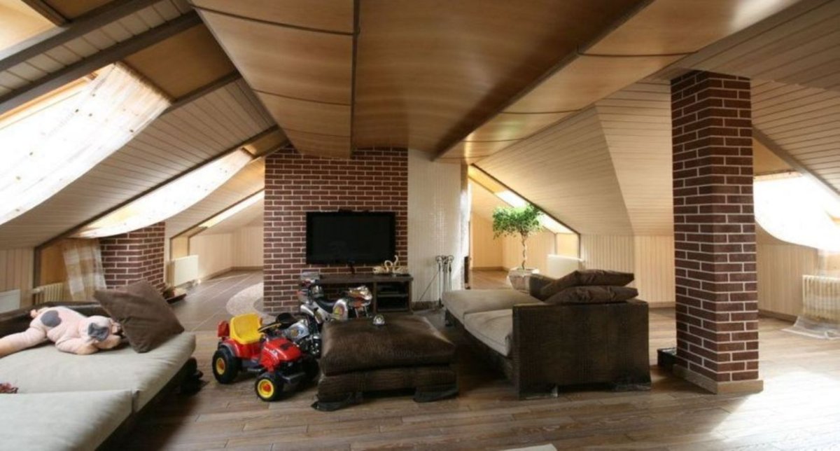 Мансарда под четырехскатной крышей интерьер