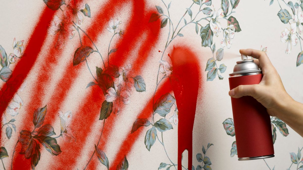Краска из баллончика на стене