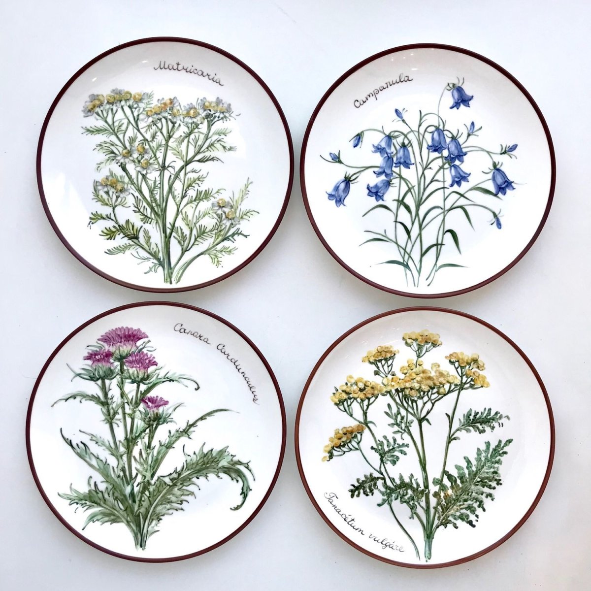 Декоративная тарелка постельных тонов