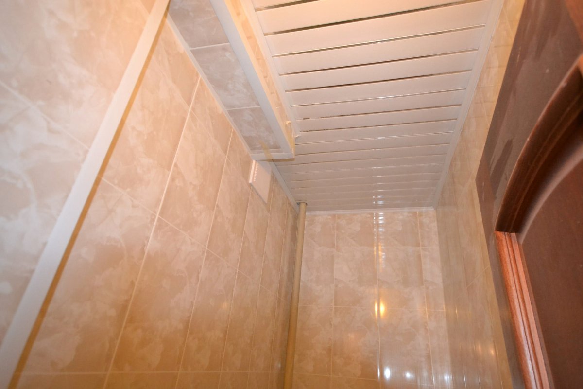 Панели на потолок в туалет