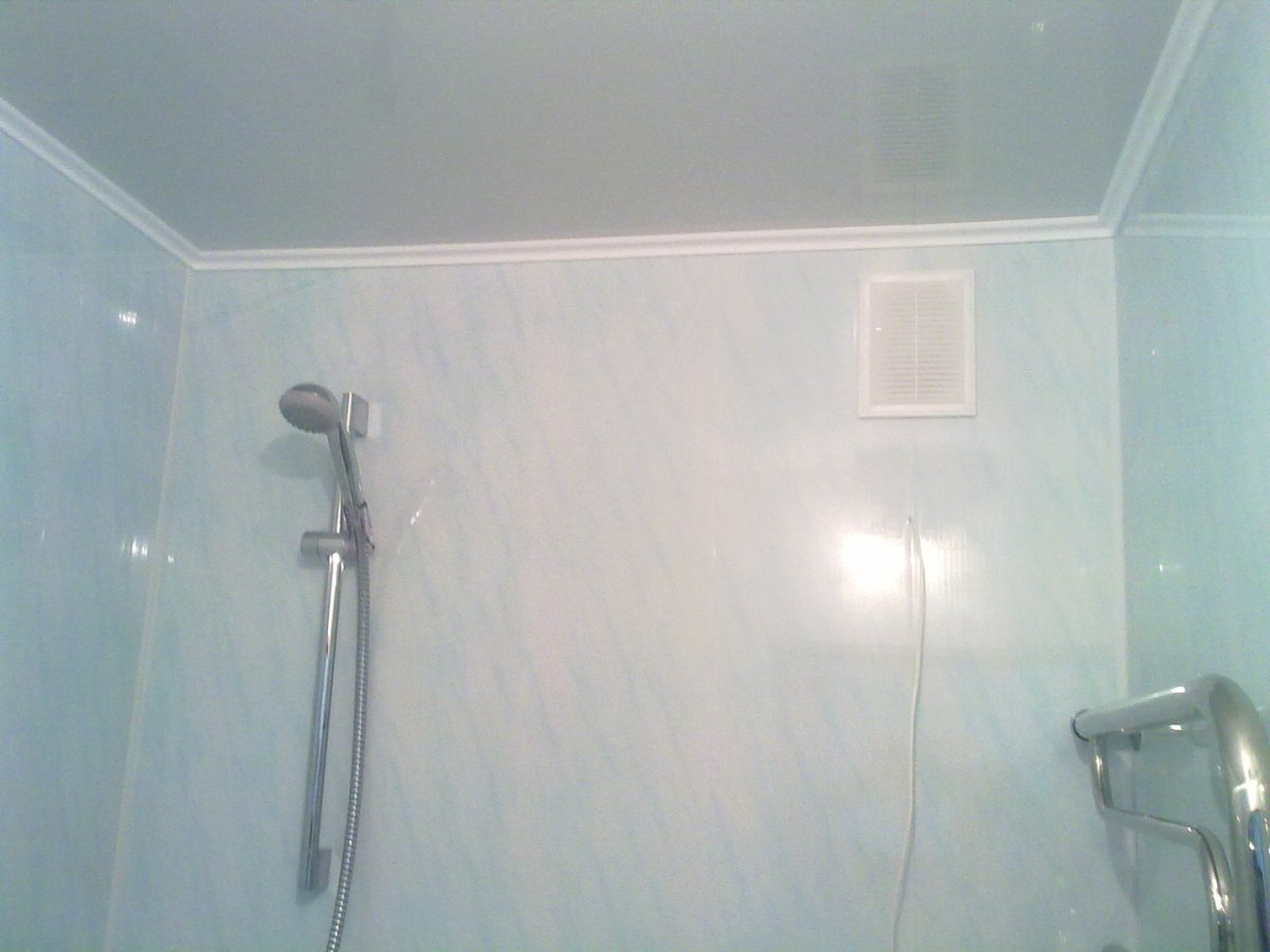 Монтаж пластиковых панелей на потолок