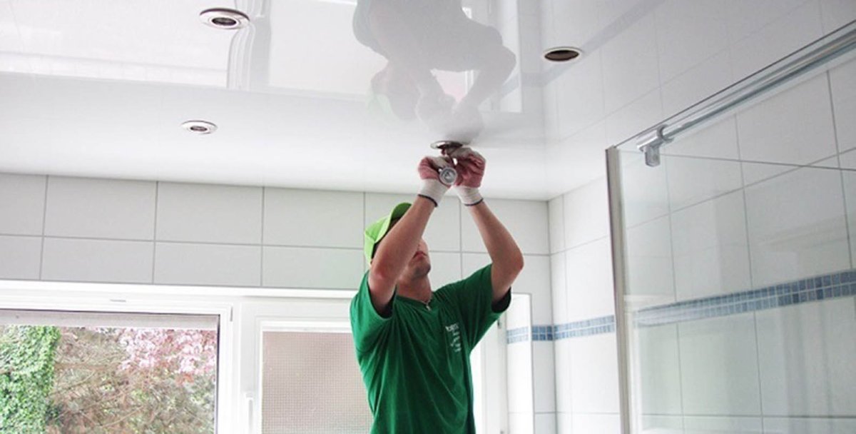 Человек установщик окон