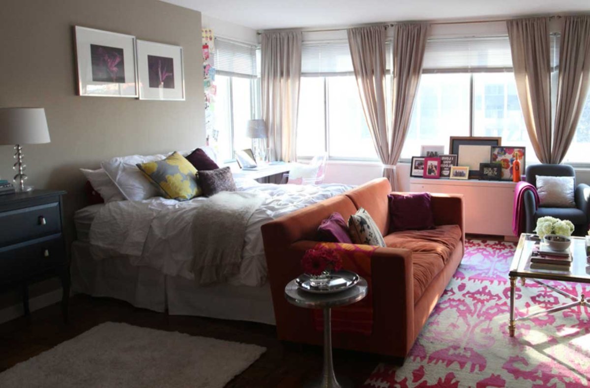 Кровать и диван в одной комнате