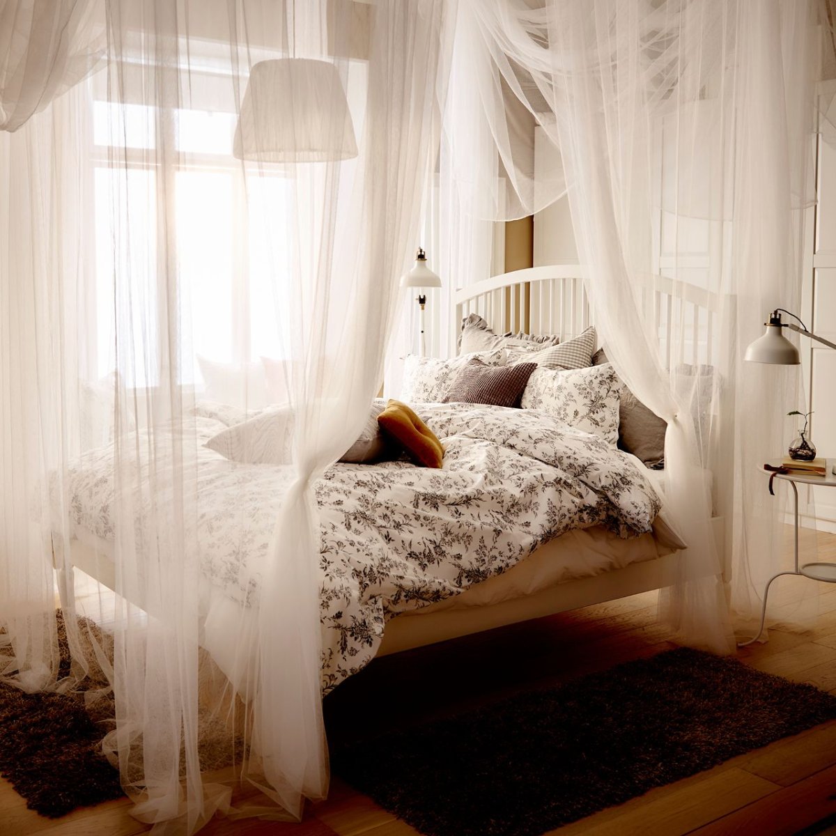 Синяя кровать с балдахином