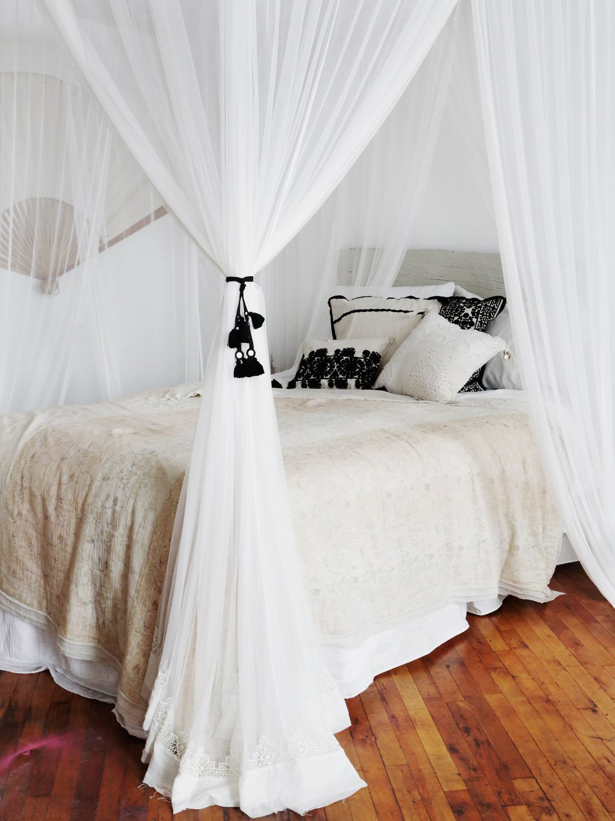 Кровать с навесом