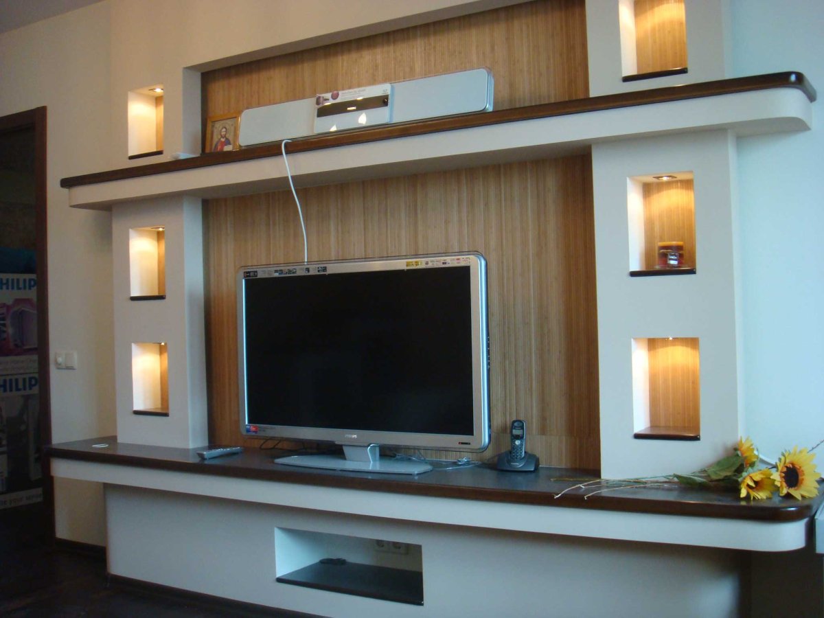 Телевизор в углублении в стене