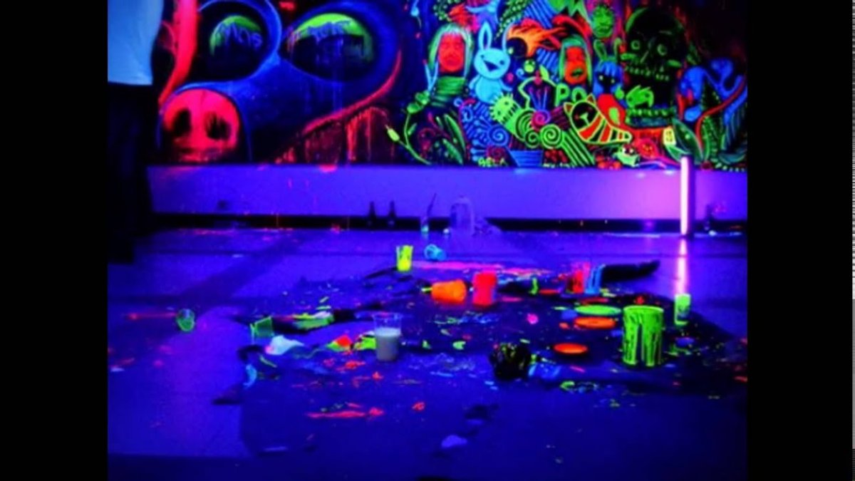 Неоновые граффити на стене