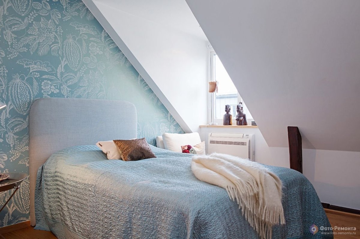 Гостиная со скошенным потолком