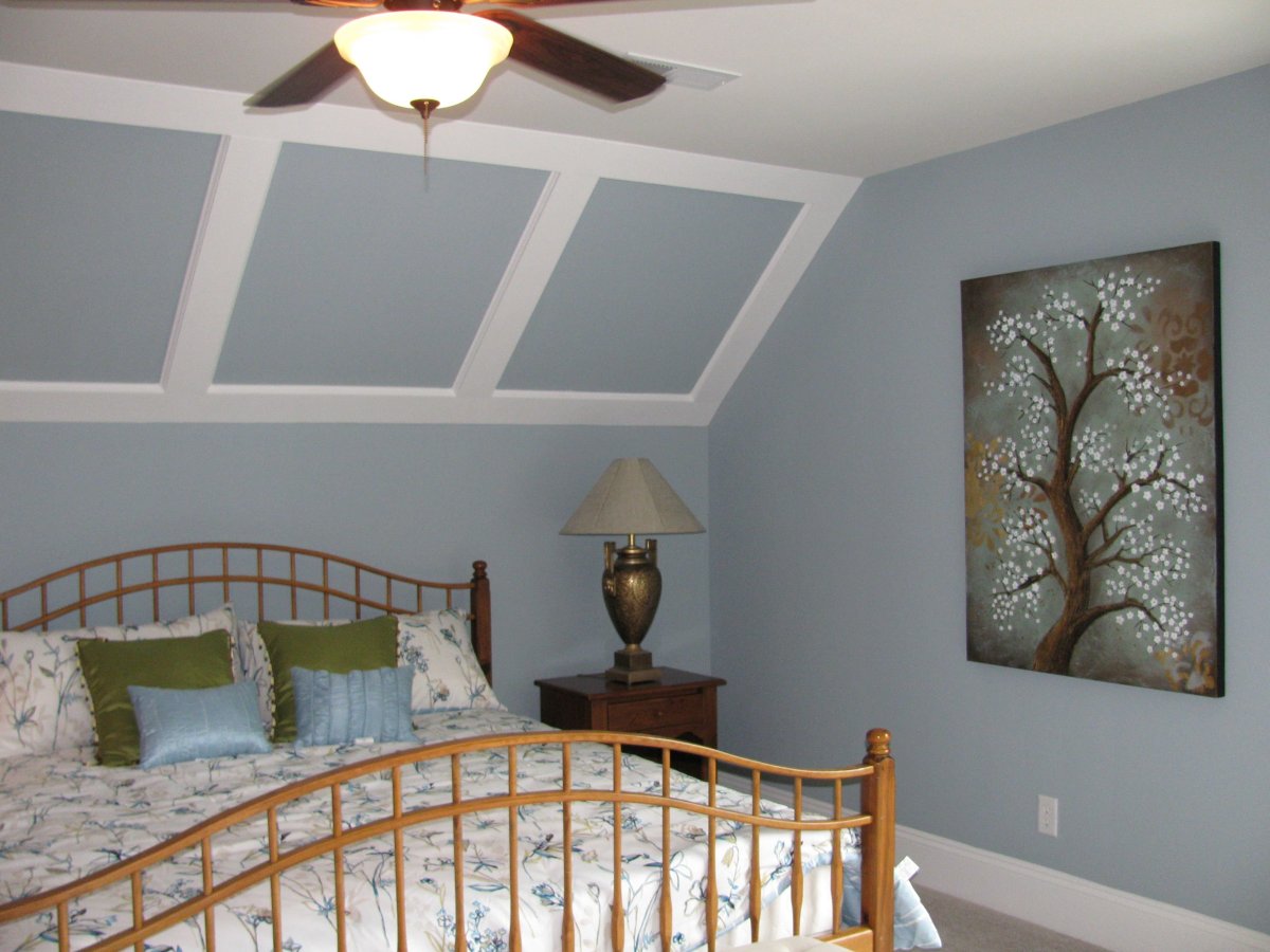 Спальня с мансардным потолком