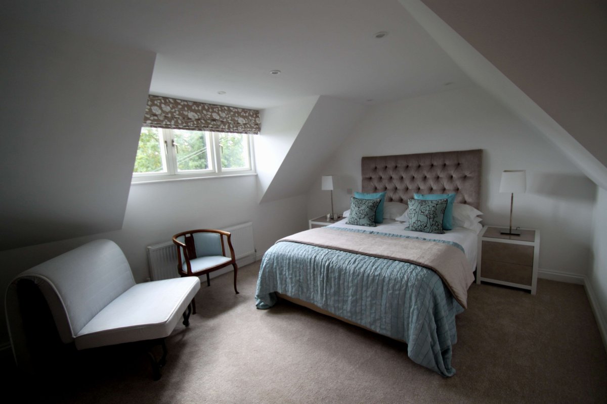 Окрашивание стен в комнатах с мансардой