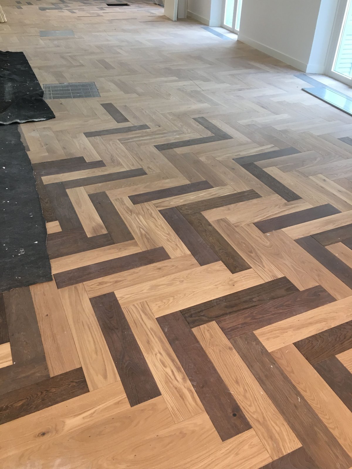 Крашеный паркет елочка