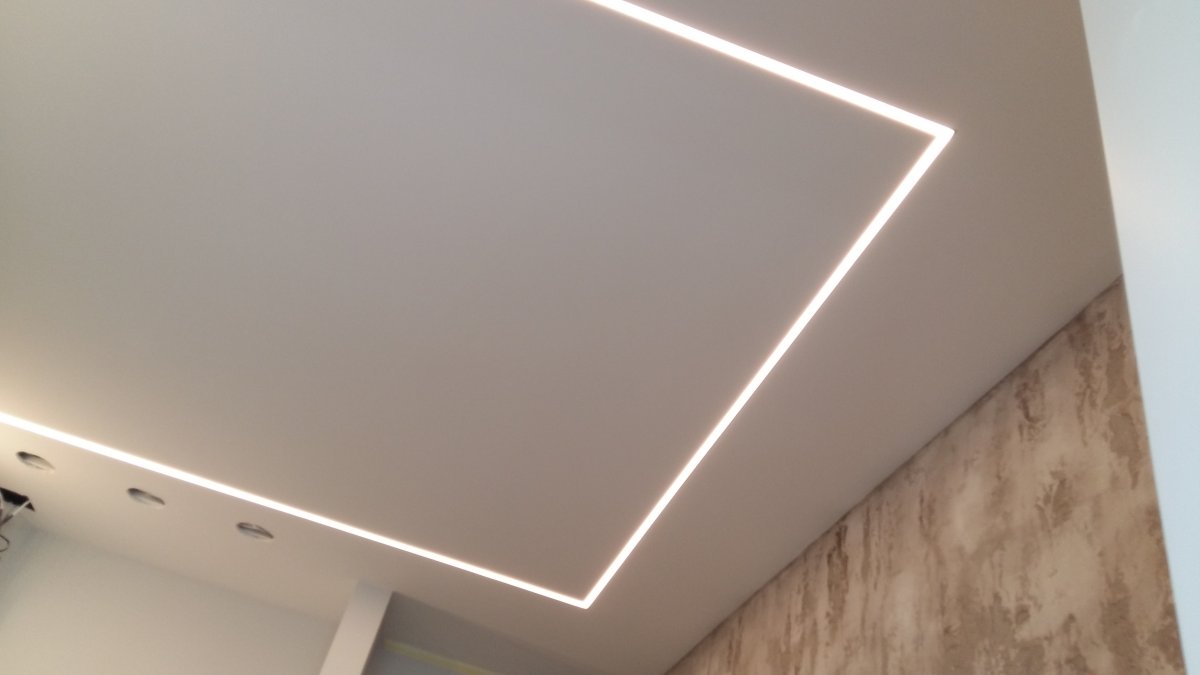 Световые линии на потолке