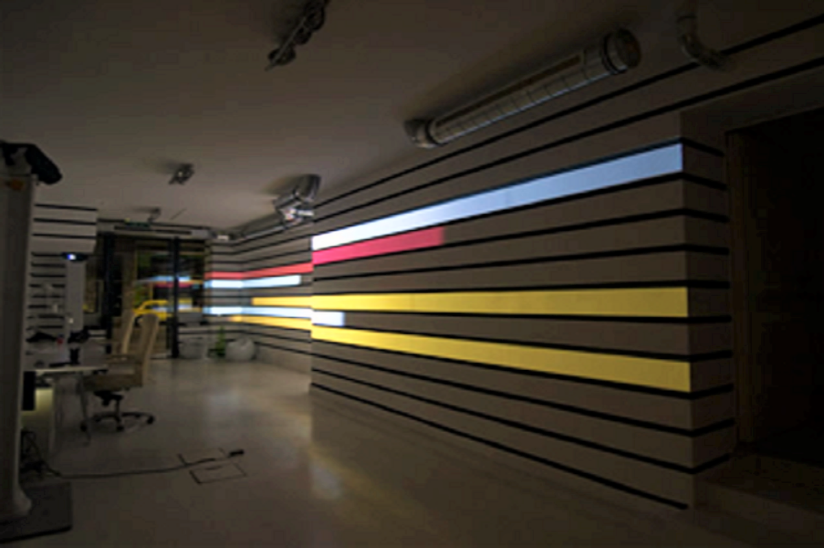 Светящиеся полосы на стене