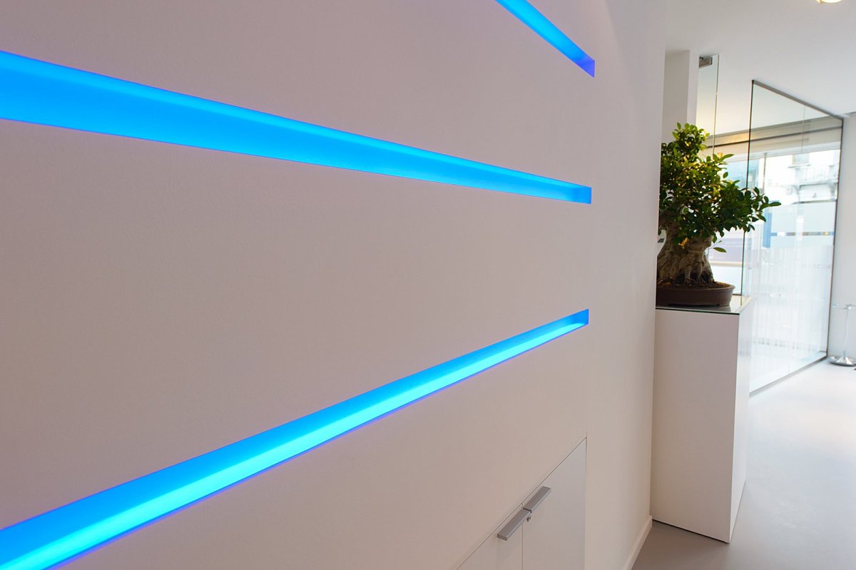 Светодиодная лента на стене