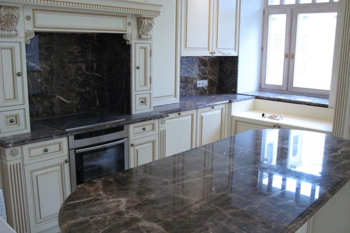 Мраморный пол и столешница на кухне