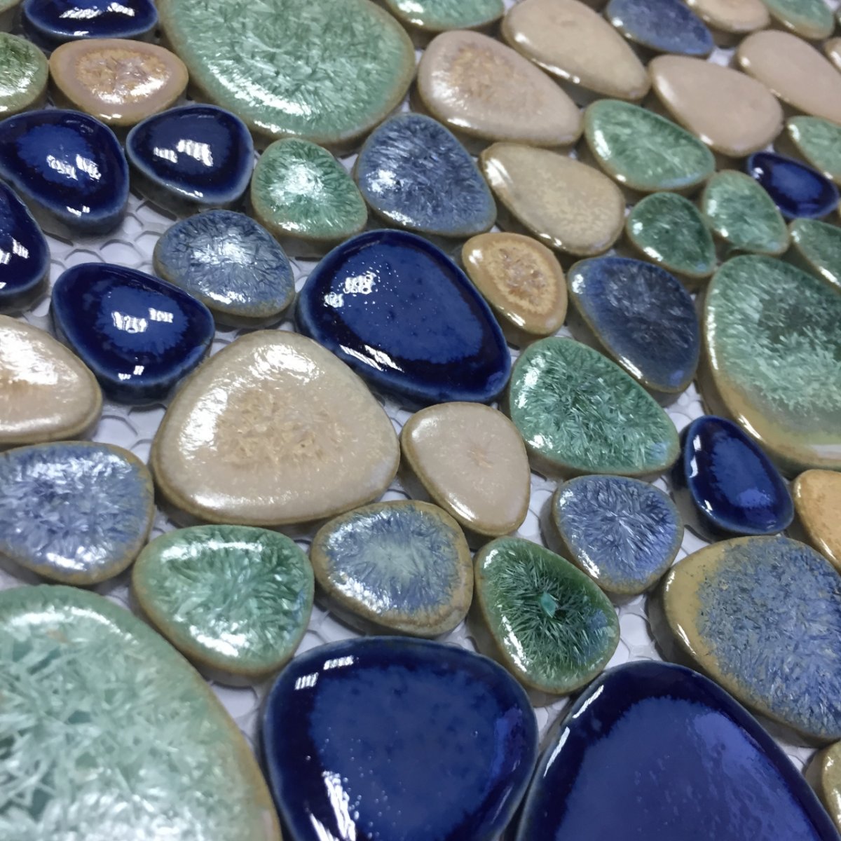 Декор сада из мелких камней