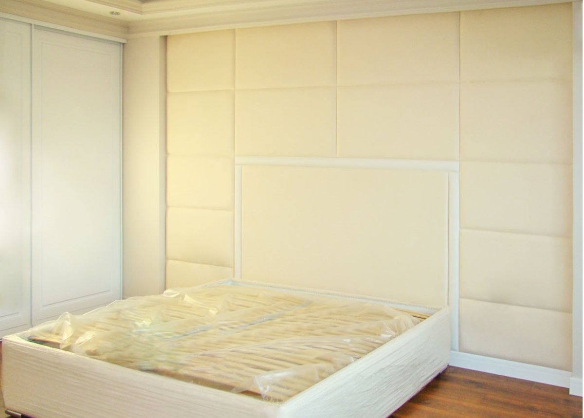 Кровать с мягким изголовьем во всю стену