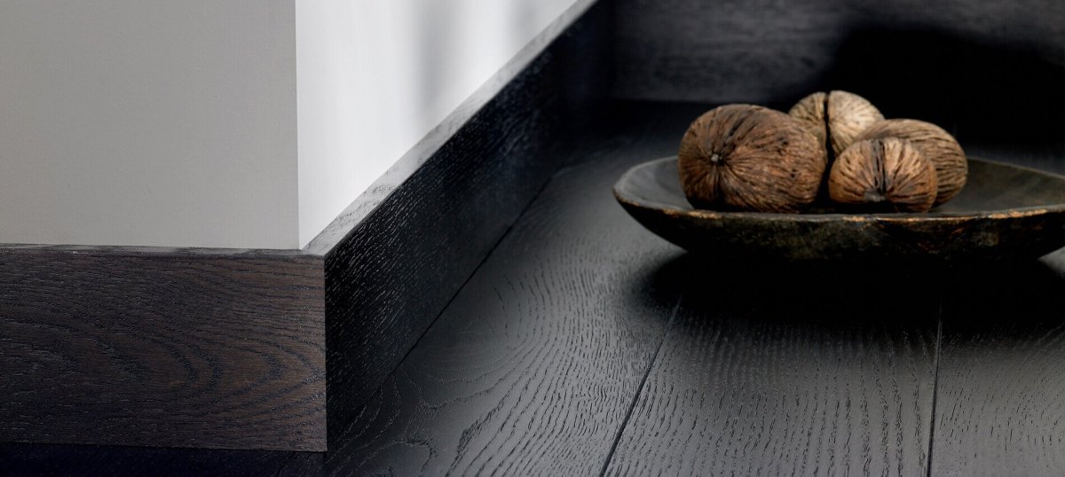 Плинтус темный дерево в анфас