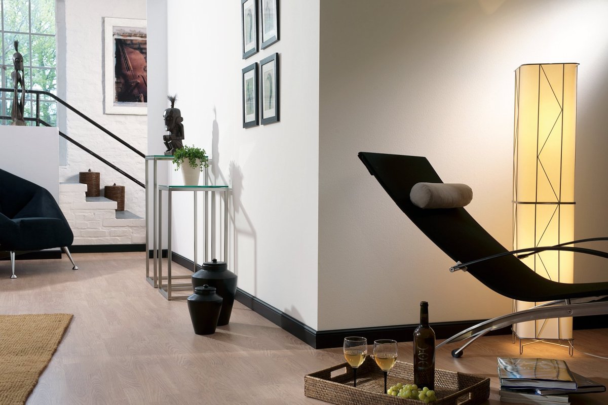 Зеленые плинтуса со светлыми обоями