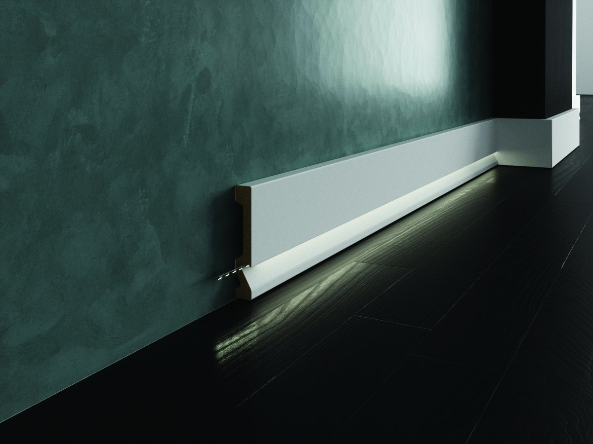 Двери венге и белый плинтус