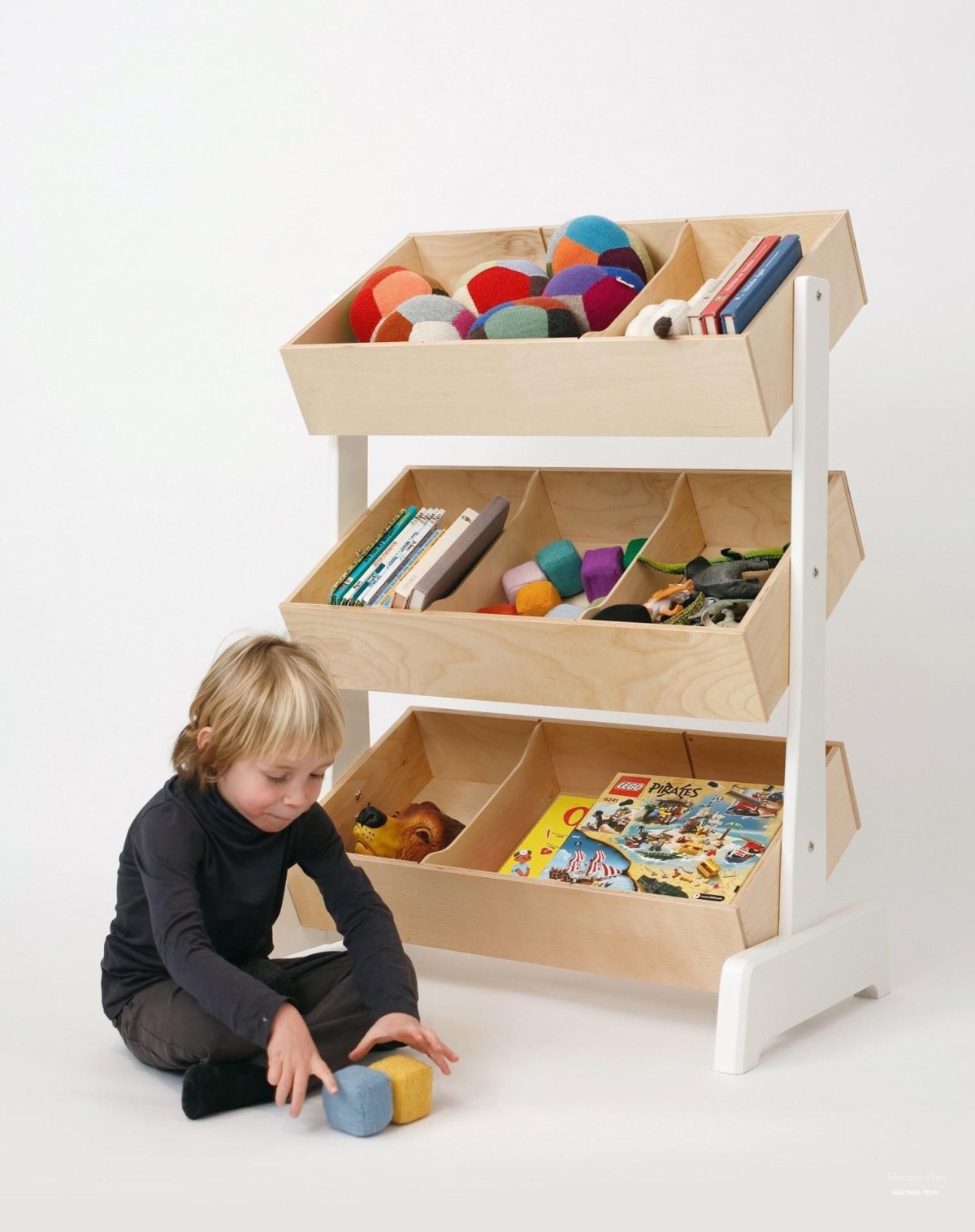 Книжные полки Монтессори